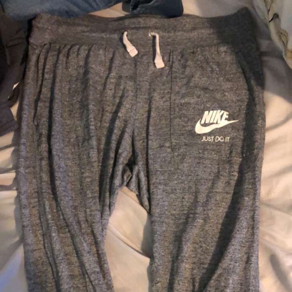 Cropped Gray Nike just do it Joggers